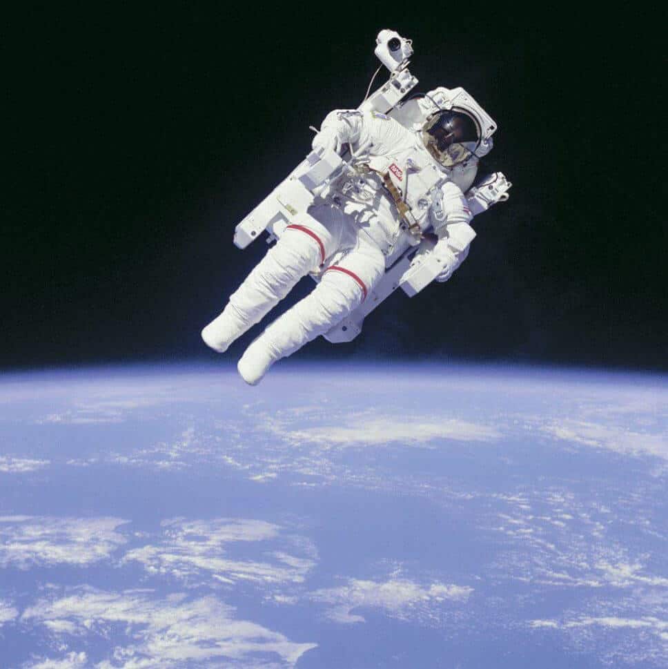 Bruce McCandless tarafından gerçekleştirilen ilk serbest uzay yürüyüşü (1984)
