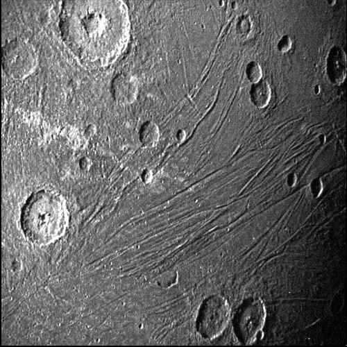 Ganymede'in Yüzeyi Nasıl Görünüyor